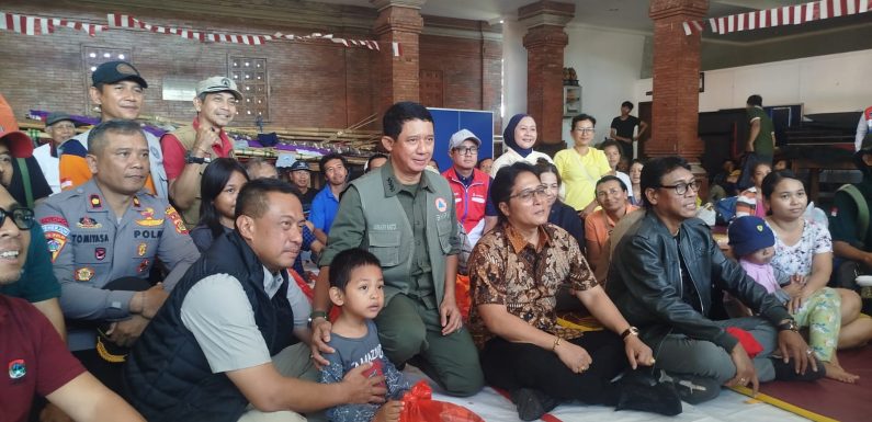 Kepala BNPB Pusat Tinjau dan Serahkan Bantuan kepada Warga Terdampak Banjir di Banjar Tohpati.