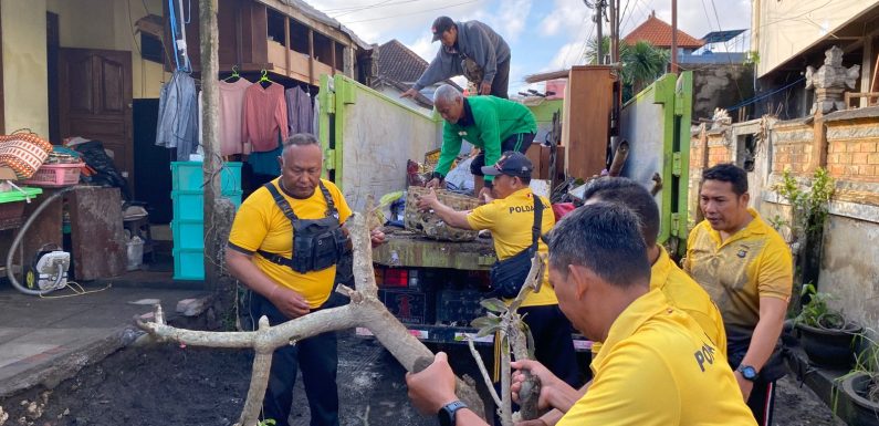 Personel Gabungan Bersihkan Material Pasca Banjir di Perumahan Kalista Ubung Kaja.