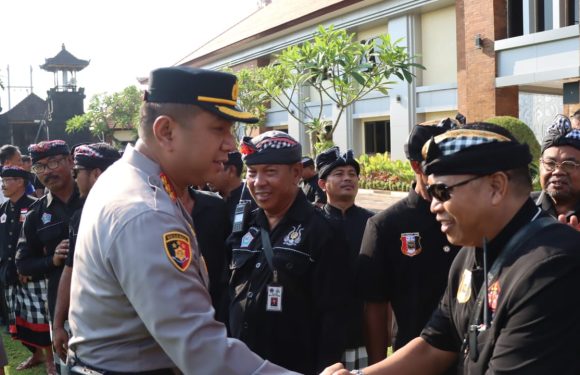 Polresta Denpasar Gelar Apel Sinergitas Polri-Pecalang Se-Kota Denpasar.