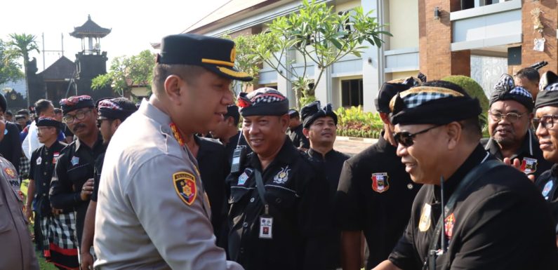 Polresta Denpasar Gelar Apel Sinergitas Polri-Pecalang Se-Kota Denpasar.
