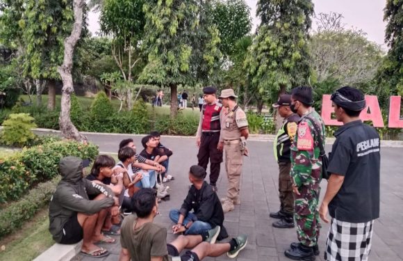 Tingkatkan Kamtibmas, Polsek Dentim bersama TNI, Satpol PP, Linmas dan Pecalang Gelar Patroli KRYD Yustisi di Kawasan Bajra Sandi.
