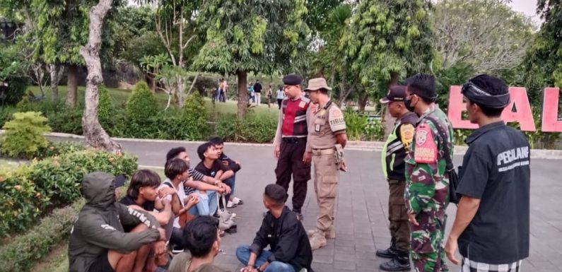 Tingkatkan Kamtibmas, Polsek Dentim bersama TNI, Satpol PP, Linmas dan Pecalang Gelar Patroli KRYD Yustisi di Kawasan Bajra Sandi.