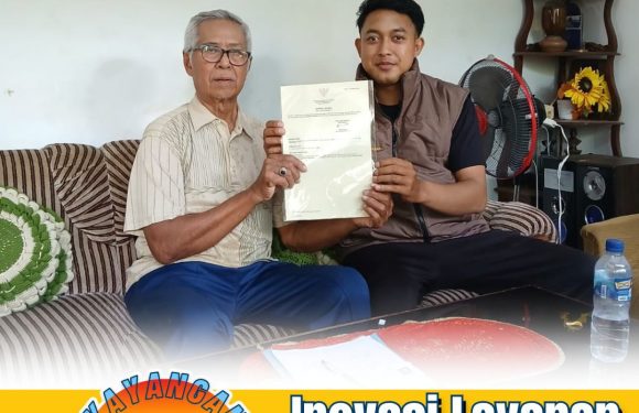 Petugas Kayangan Kantah Denpasar Mengantar Langsung  Sertipikat Bapak I Wayan Wendhi di Kediamannya.