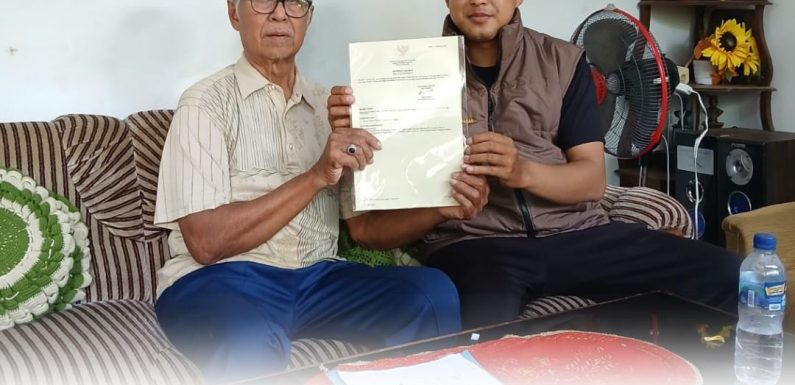 Petugas Kayangan Kantah Denpasar Mengantar Langsung  Sertipikat Bapak I Wayan Wendhi di Kediamannya.
