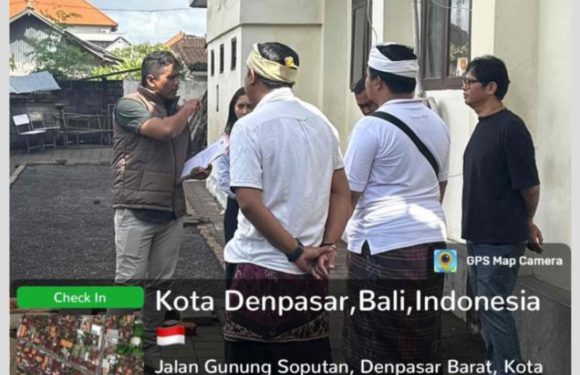 Petugas dari Kantor Pertanahan Kota Denpasar melaksanakan pengecekan lapangan terkait permohonan Penggantian Sertipikat Karena Hilang.