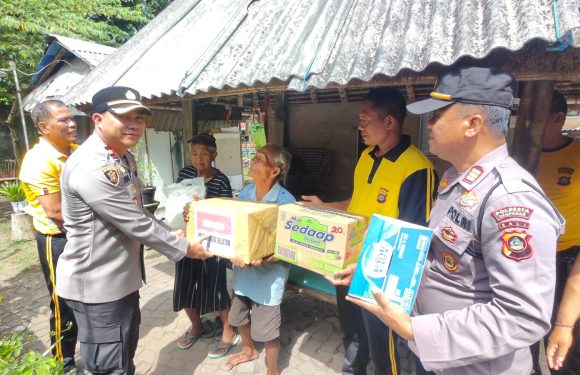 Polsek Kuta Selatan Gelar Program Sabtu Peduli, Serahkan Bantuan ke Warga Kurang Mampu di Jimbaran.