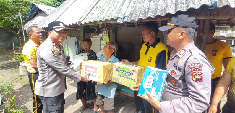 Polsek Kuta Selatan Gelar Program Sabtu Peduli, Serahkan Bantuan ke Warga Kurang Mampu di Jimbaran.
