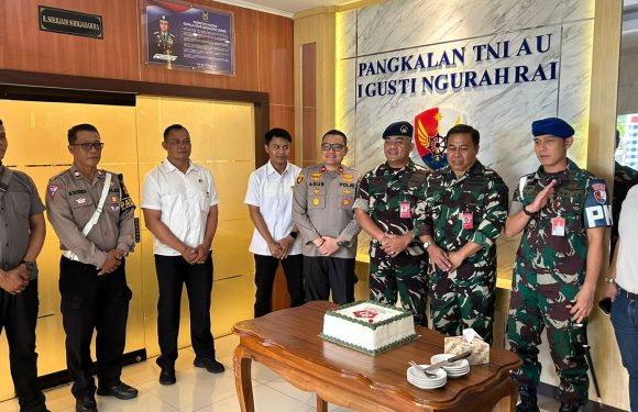 Kapolsek Kuta Sampaikan Ucapan Selamat HUT TNI ke-80 di Pangkalan TNI AU Ngurah Rai.