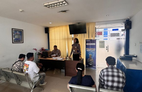 Petugas Satpas Sim Polresta Denpasar Berikan Pelayanan Humanis Kepada Pemohon Sim.