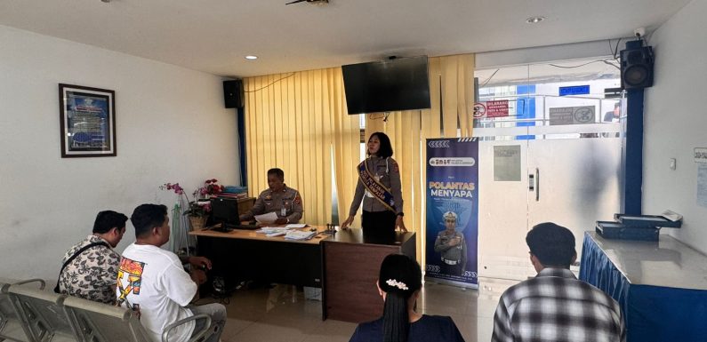 Petugas Satpas Sim Polresta Denpasar Berikan Pelayanan Humanis Kepada Pemohon Sim.