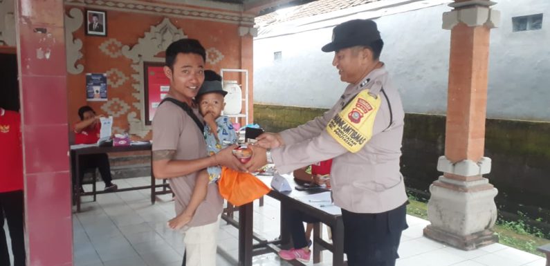 Polri Hadir untuk Masyarakat, Bhabinkamtibmas Desa Pekutatan Pantau Kegiatan Posyandu, Ajak Warga Cegah Stunting