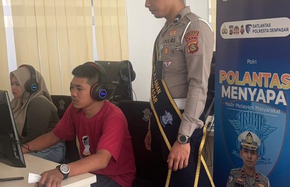 Petugas Pelayanan Publik Polresta Denpasar Beri Himbauan Kamtibmas dan Tertib Berlalulintas kepada Pemohon SIM.