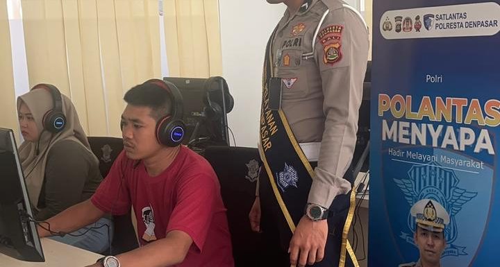 Petugas Pelayanan Publik Polresta Denpasar Beri Himbauan Kamtibmas dan Tertib Berlalulintas kepada Pemohon SIM.