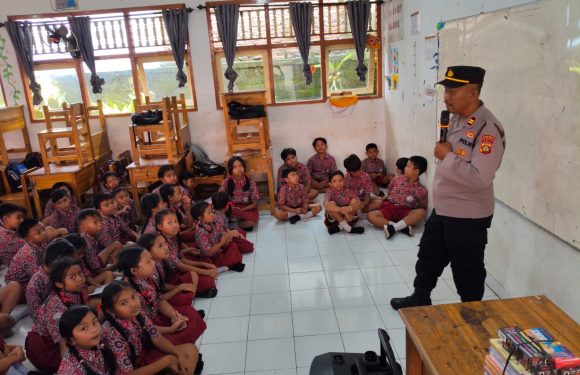 Polsek Mendoyo Hadir di Sekolah, Tanamkan Disiplin dan Bijak Bermedia Sosial Sejak Dini.
