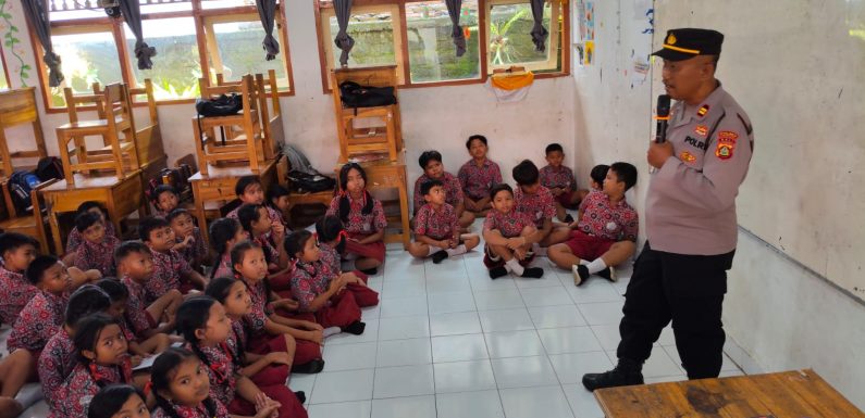 Polsek Mendoyo Hadir di Sekolah, Tanamkan Disiplin dan Bijak Bermedia Sosial Sejak Dini.
