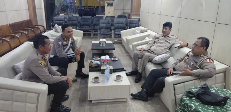 Siap Amankan Natal dan Tahun Baru, Polsek Gilimanuk Polres Jembrana Dampingi Bag Ops Korlantas Mabes Polri Tinjau Pelabuhan Gilimanuk.