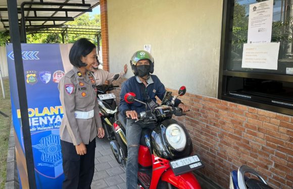 Tingkatkan Pelayanan,  Polantas Menyapa Pada UPT Samsat Pembantu Kota Denpasar Berikan Pelayanan Yang Ramah dan Transparan Sesuai SOP.