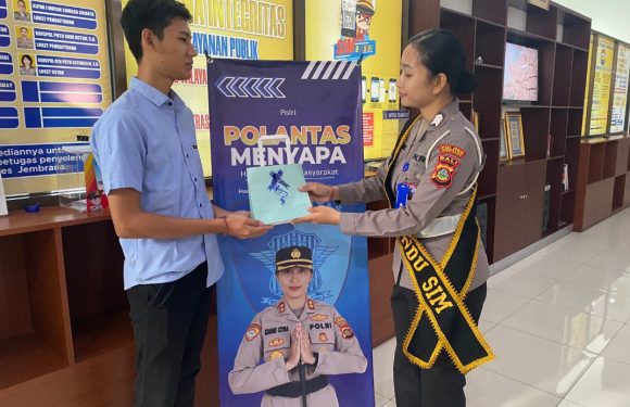 Tingkatkan Pelayanan, Polantas Menyapa, Hadir dan Melayani Masyarakat di Satpas SIM Polres Jembrana.