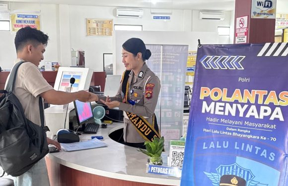 Polantas Menyapa, Petugas Satpas Sim Polres Jembrana Berikan Pelayanan Humanis Kepada Pemohon Sim.