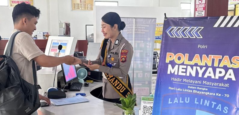 Polantas Menyapa, Petugas Satpas Sim Polres Jembrana Berikan Pelayanan Humanis Kepada Pemohon Sim.