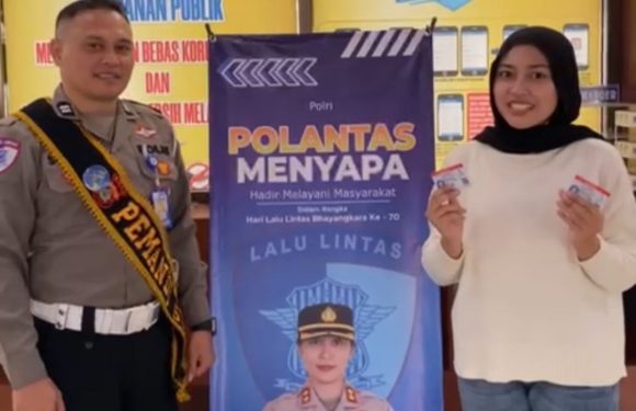 Polantas Menyapa, Petugas Satpas Sim Polres Jembrana Berikan Pelayanan Humanis Kepada Pemohon Sim.