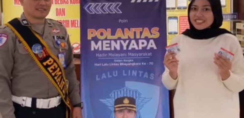 Polantas Menyapa, Petugas Satpas Sim Polres Jembrana Berikan Pelayanan Humanis Kepada Pemohon Sim.