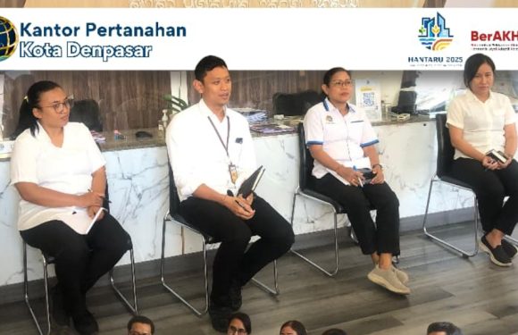 Kantah Kota Denpasar Berikan Pengarahan Kepada Petugas Loket Pelayanan.