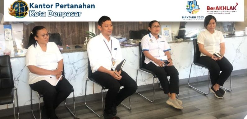 Kantah Kota Denpasar Berikan Pengarahan Kepada Petugas Loket Pelayanan.