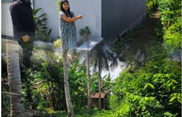 Petugas Lapangan Kantah Jembrana Melaksanakan Peninjauan Lokasi, Memastikan Kesesuaian dan Kelengkapan Data Pertanahan.