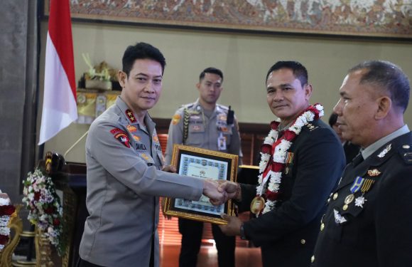 Wujud Penghormatan dari Institusi, Kapolda Bali beri Pengargaan Personel yang memasuki masa Purna Bhakti T.A. 2025.