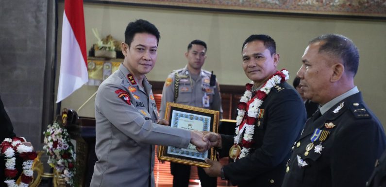 Wujud Penghormatan dari Institusi, Kapolda Bali beri Pengargaan Personel yang memasuki masa Purna Bhakti T.A. 2025.