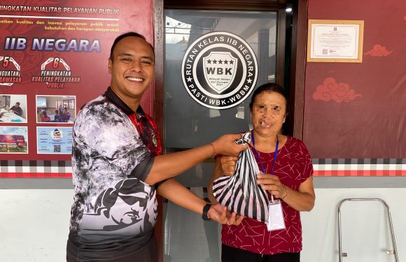 SAMBUT GALUNGAN  DAN KUNINGAN, RUTAN NEGARA GELAR TRADISI MEPATUNG DAN PEMBAGIAN BANSOS.