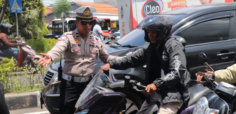 Operasi Zebra Agung 2025, Sat Lantas Polresta Denpasar Tertibkan Pengendara di TL Sunset Road Kuta.