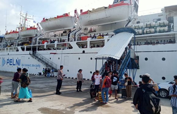 KM Awu Tiba di Pelabuhan Benoa, Membawa 942 Penumpang Turun dan Situasi Tetap Kondusif.