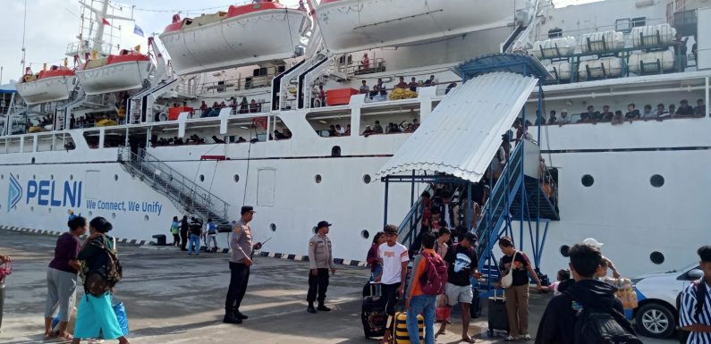 KM Awu Tiba di Pelabuhan Benoa, Membawa 942 Penumpang Turun dan Situasi Tetap Kondusif.