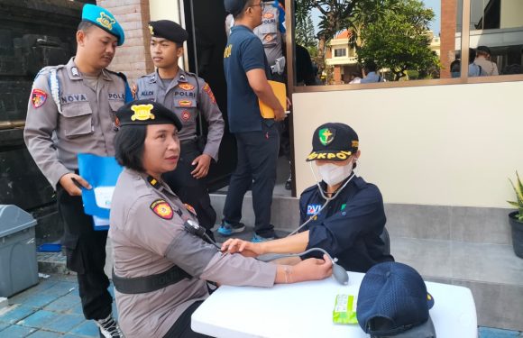 Sidokkes Polresta Denpasar Pelayanan Kesehatan Personel dalam Ops Zebra Agung 2025.
