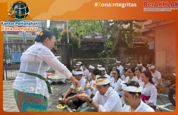 Kantah Kota Denpasar Laksanakan Persembahyangan Bersama di Pura Swagina Padmasari.