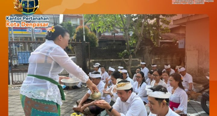 Kantah Kota Denpasar Laksanakan Persembahyangan Bersama di Pura Swagina Padmasari.
