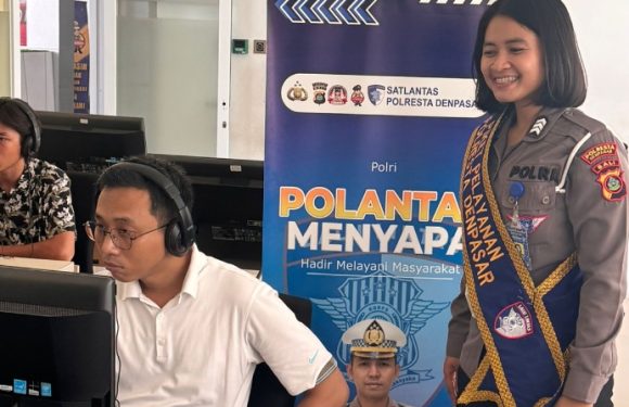 Personel Satpas SIM Polresta Denpasar Dampingi Pemohon Saat Ujian Teori.