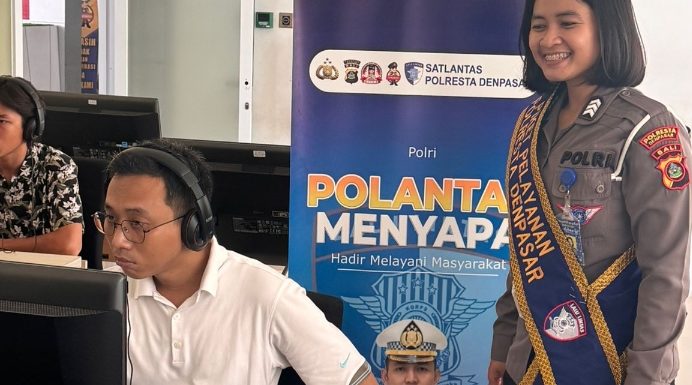 Personel Satpas SIM Polresta Denpasar Dampingi Pemohon Saat Ujian Teori.