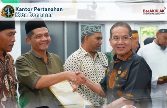 Komisi II DPR RI Bersama Kantor Wilayah Badan Pertanahan Nasional Provinsi Bali Melaksanakan Kegiatan Penyerahan Sertipikat Rumah Ibadah.