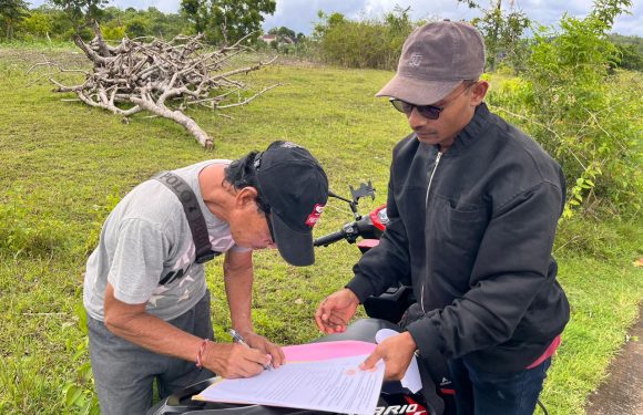 Petugas Lapangan Kantah Klungkung Melakukan Pengecekan Lapang Terkait Permohonan Sertipikat Hilang di Desa Bungamekar, Nusa Penida.