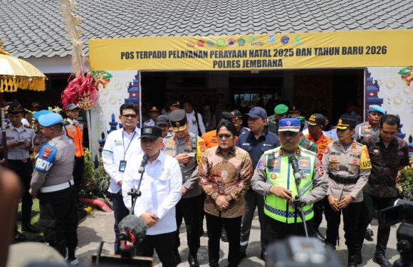 Kapolda Bali Dampingi Menteri Perhubungan dan Kakorlantas Tinjau Pengamanan Angkutan Nataru di Pelabuhan Gilimanuk.