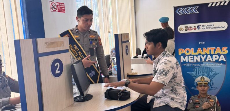 Pelayanan Satpas SIM Polresta Denpasar Berikan Sosialisasi Tertib Berlalulintas dan Pendampingan kepada Pemohon SIM.