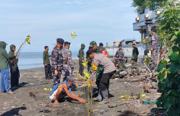 Polri Hadir untuk Lingkungan: Sinergi Bhabinkamtibmas dan TNI AL Tanam Seribu Pohon di Pengambengan.