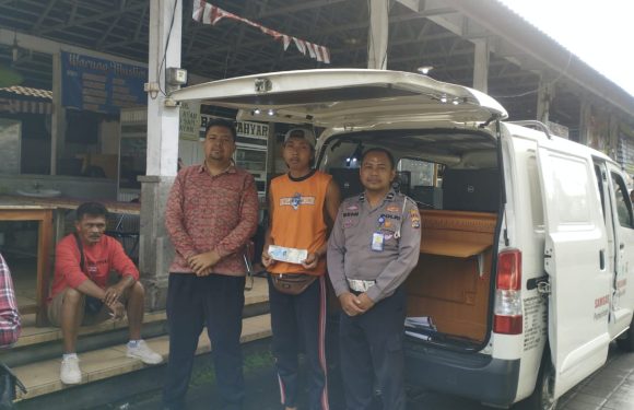 Melalui Polisi Menyapa, Samsat Keliling Unit Regident Polres Jembrana Hadir di Pasar Pekutatan Berikan Pelayanan yang Mudah, Cepat dan Transparan.