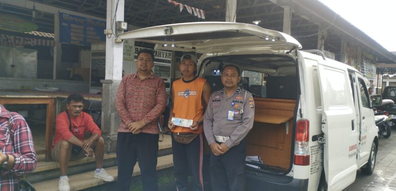 Melalui Polisi Menyapa, Samsat Keliling Unit Regident Polres Jembrana Hadir di Pasar Pekutatan Berikan Pelayanan yang Mudah, Cepat dan Transparan.