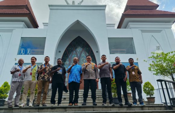Sambang kamtibmas menjelang Natal & Tahun Baru, Kapolsek Kuta tinjau kesiapan pengamanan di Gereja Santo Fransiskus Xaverius .
