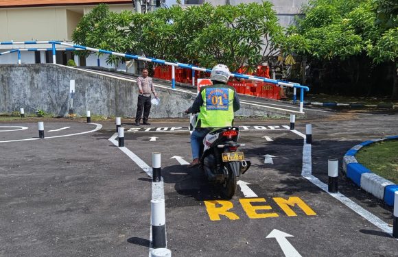 Petugas Satpas SIM Polresta Denpasar Berikan Pendampingan Humanis kepada Pemohon Saat Ujian Praktek Mengemudi.