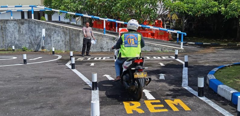 Petugas Satpas SIM Polresta Denpasar Berikan Pendampingan Humanis kepada Pemohon Saat Ujian Praktek Mengemudi.